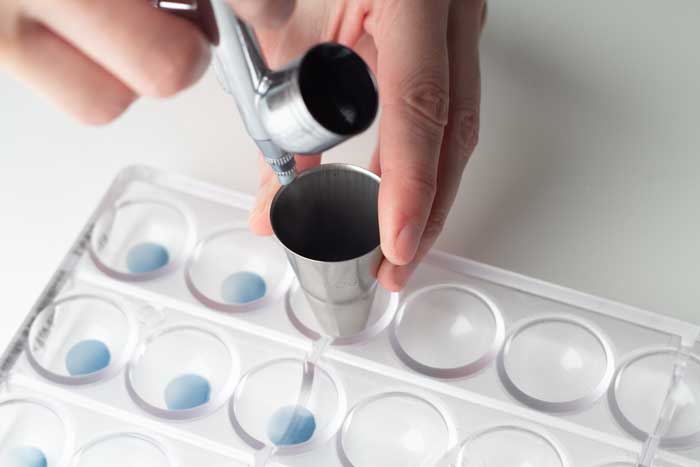 Air-brushing med blått kakaosmör
