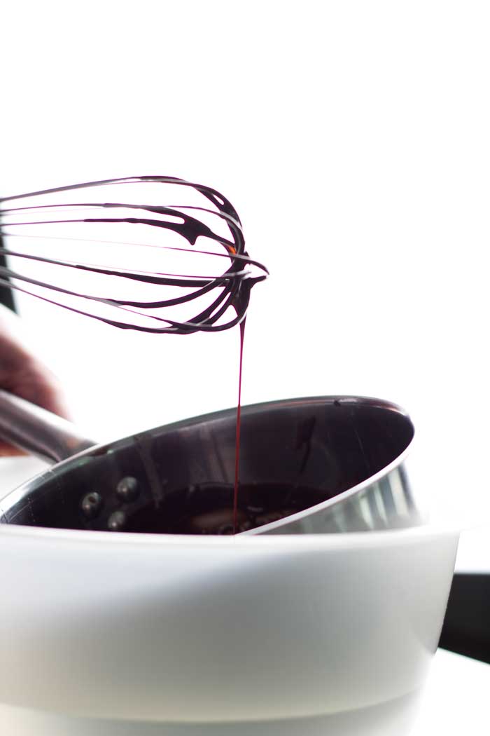 Mörk choklad rinner från en ballongvisp