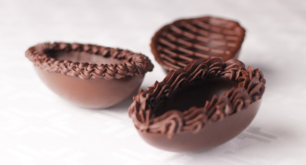 Mörka chokladägg med spritsad kant